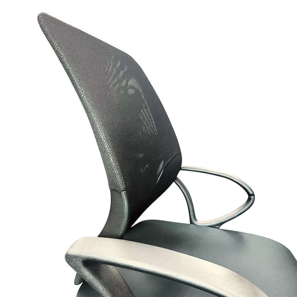 Ergonomski pisalni stol z mrežastim naslonom in kovinskimi rokonasloni, v črni barvi.