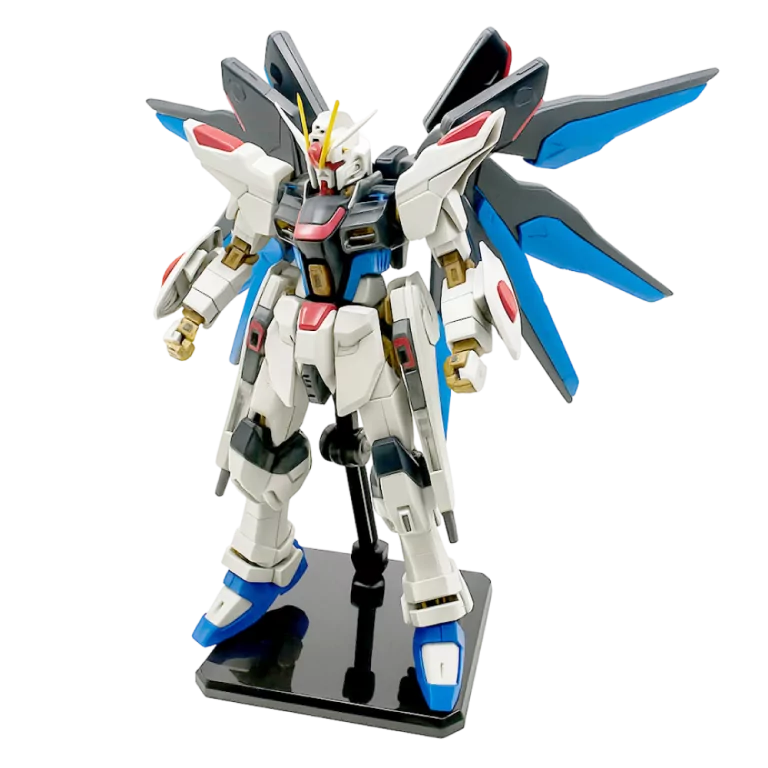 Gundam Strike Freedom figur med blå og sorte vinger på sort stander, frontvendt visning.