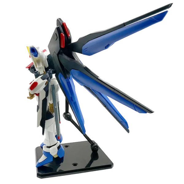 Gundam Strike Freedom figura s plavim i crnim krilima na postolju, pogled s lijeve strane.