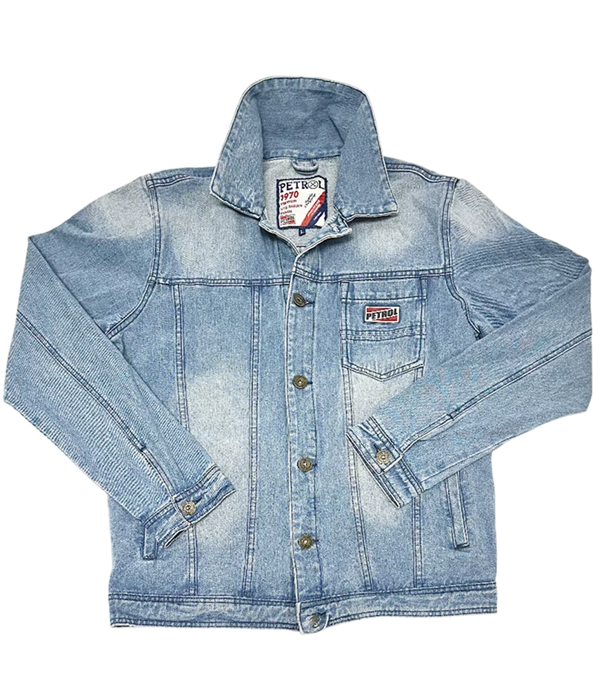 Lyseblå Petrol Denimjakke med knaplukning og brystlomme, vist fladt på hvid baggrund.
