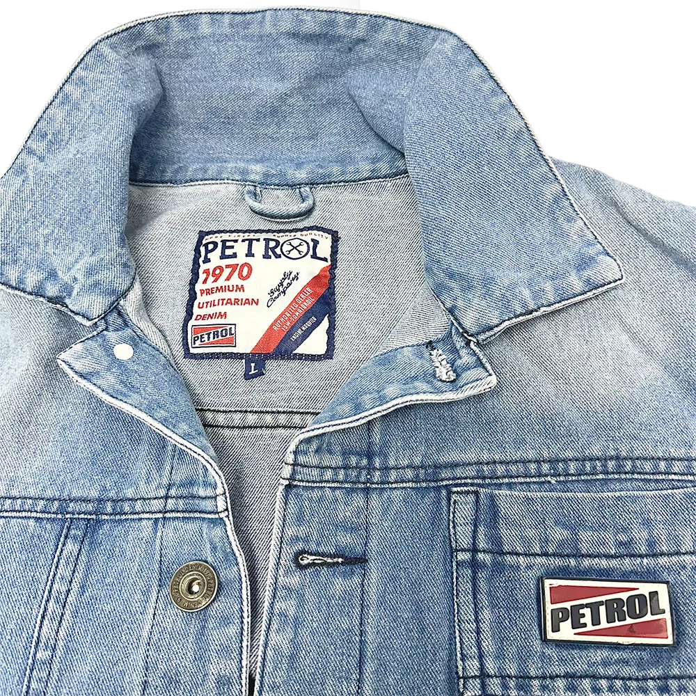 Lys blå denimjakke fra Petrol med synlige mærker og knaplukning, vist fra forsiden.