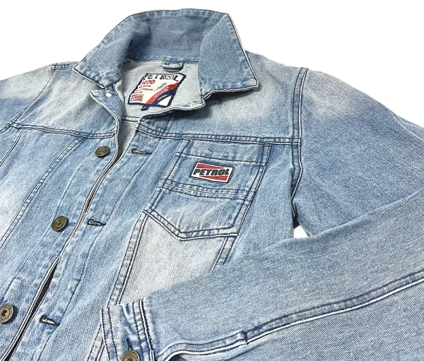 Lyseblå denimjakke fra Petrol med lommer og logo på brystet, vist foldet ud på en produktside.