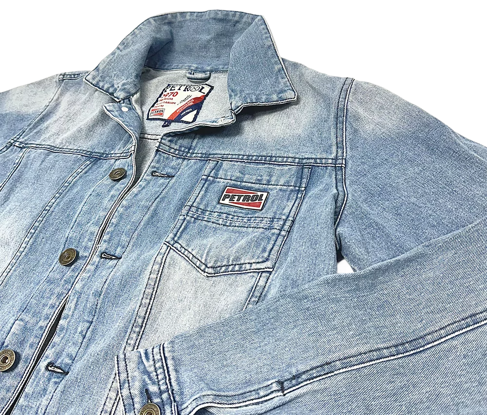 Lyseblå denimjakke fra Petrol med lommer og logo på brystet, vist foldet ud på en produktside.