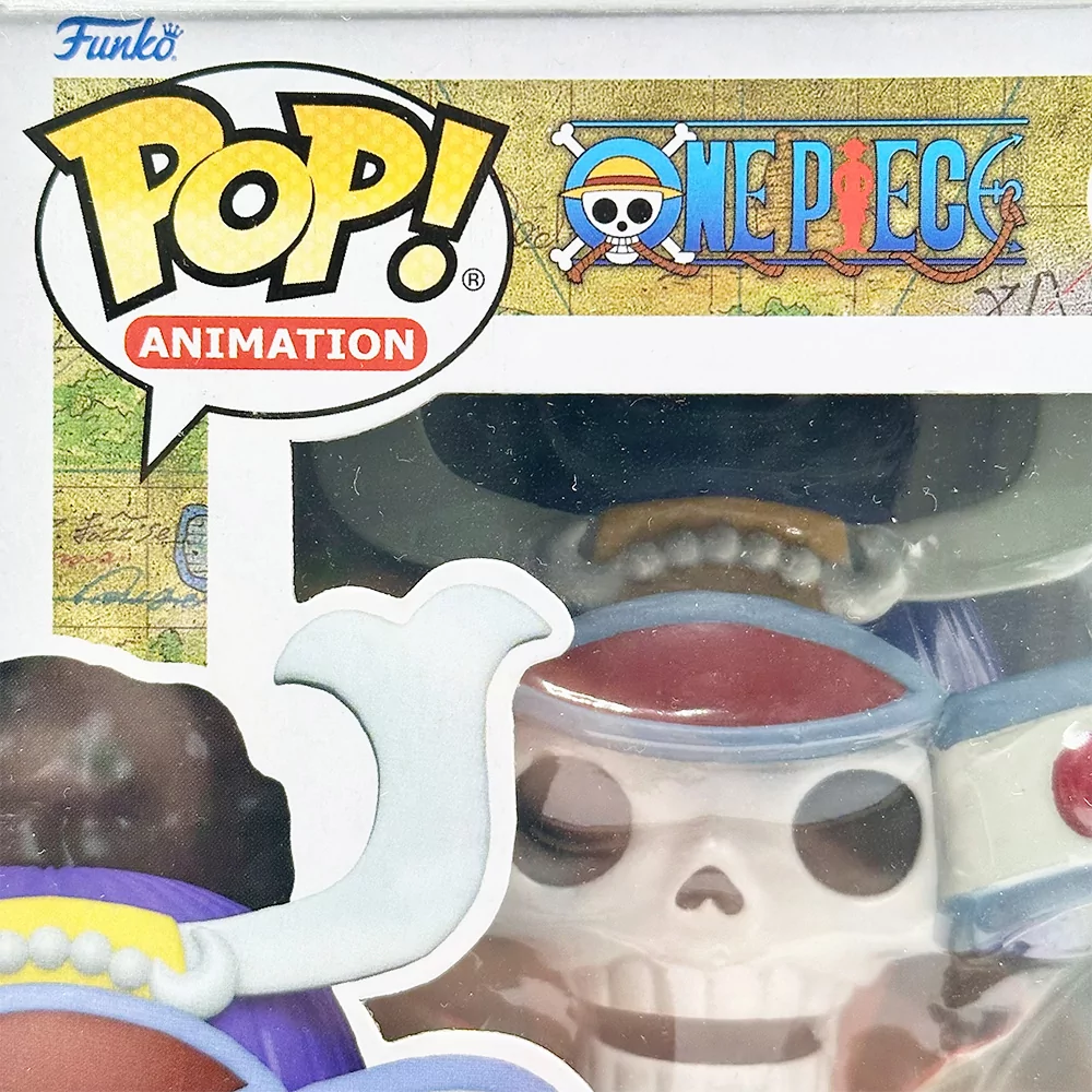 Funko Pop! One Piece – Samurai Brook Figur in Originalverpackung, Nahaufnahme des Gesichts im Schaufenster.
