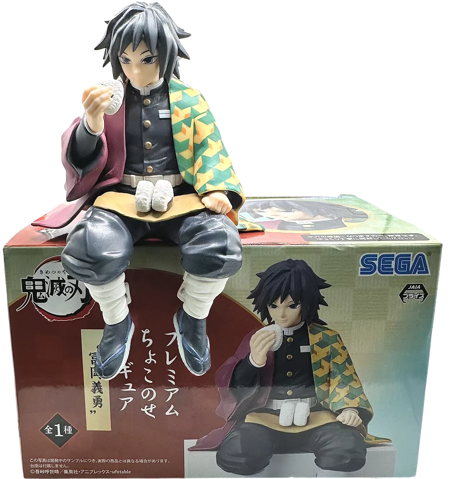 Kifigurini cha Tomioka kutoka Demon Slayer akiwa ameketi juu ya boksi la bidhaa ya SEGA.