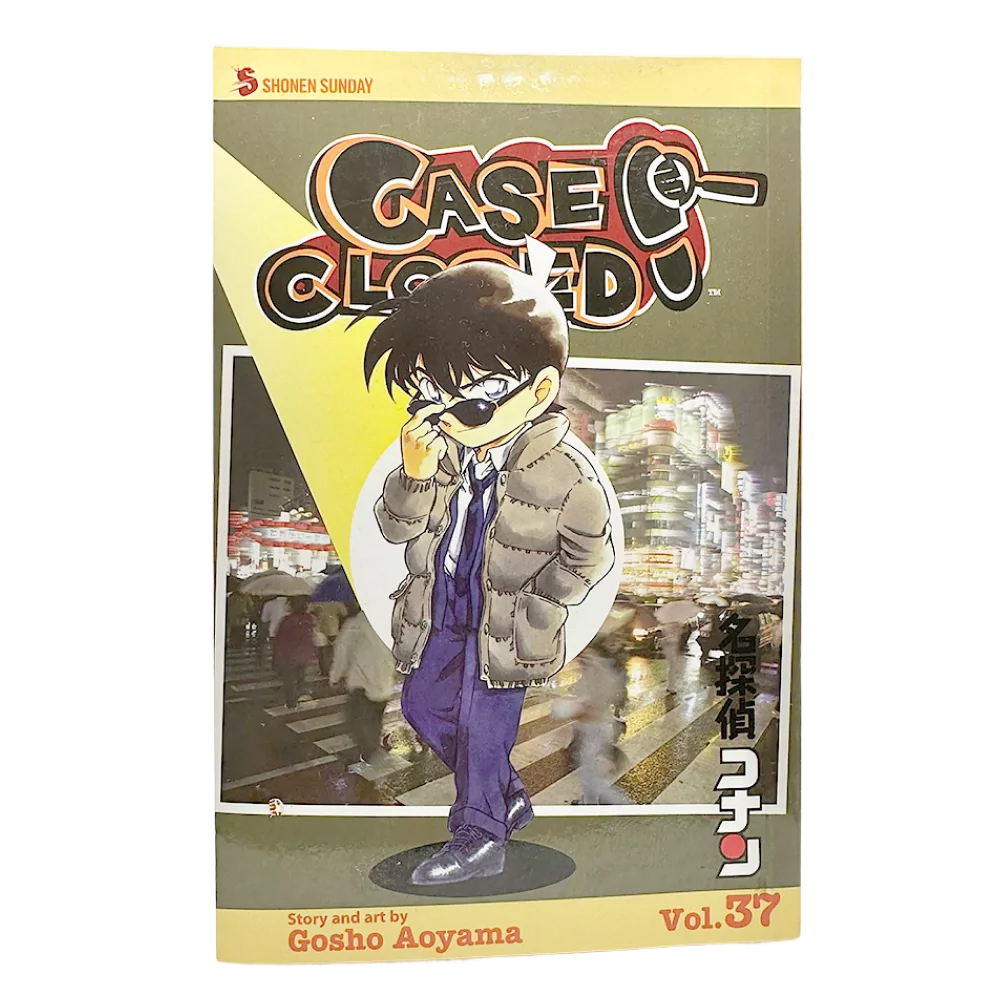 Omslaget till Detective Conan Volym 37 med huvudkaraktären mot en stadskuliss på kvällen.