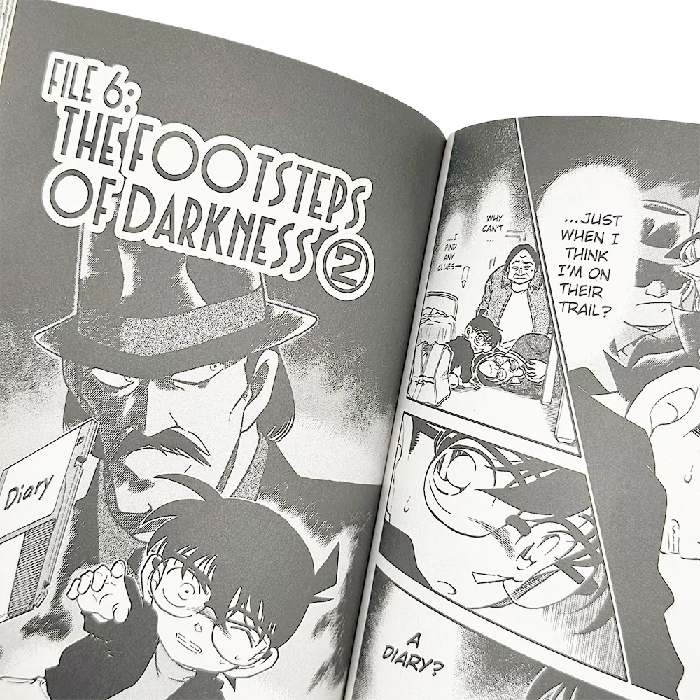 Uppslag ur Detective Conan Volym 37 med Conan och misstänkt man i hatt, engelsk text i pratbubblor.