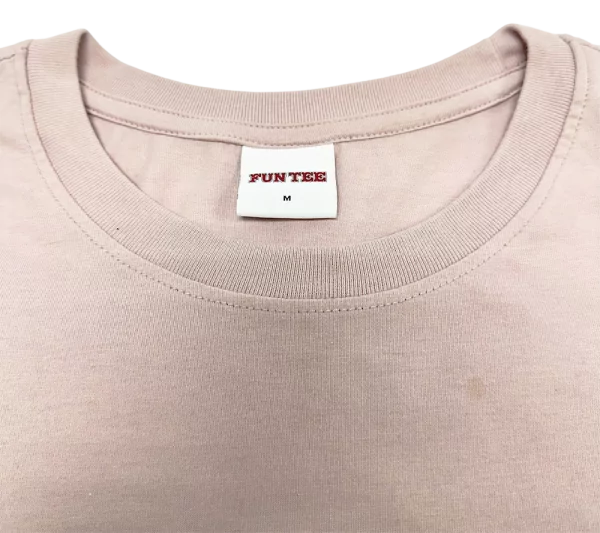 Col rond du t-shirt FunTee Motor Atlanta couleur beige, étiquette visible avec logo et taille M.
