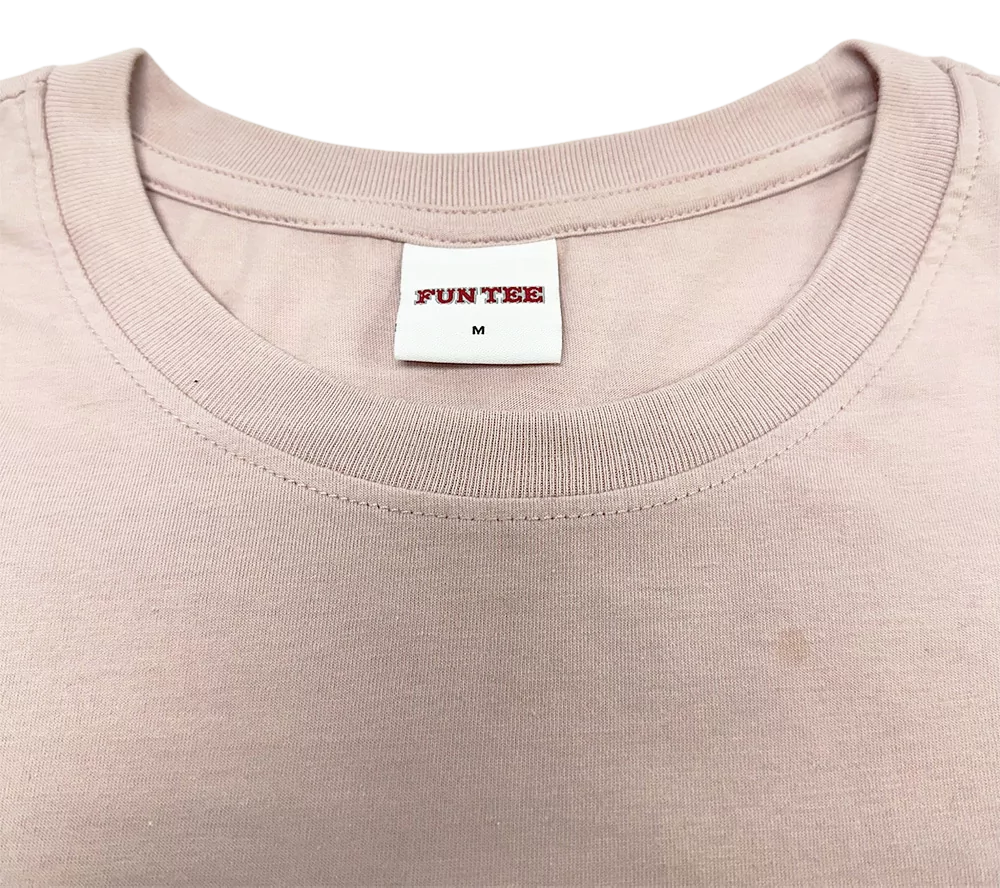 Col rond du t-shirt FunTee Motor Atlanta couleur beige, étiquette visible avec logo et taille M.