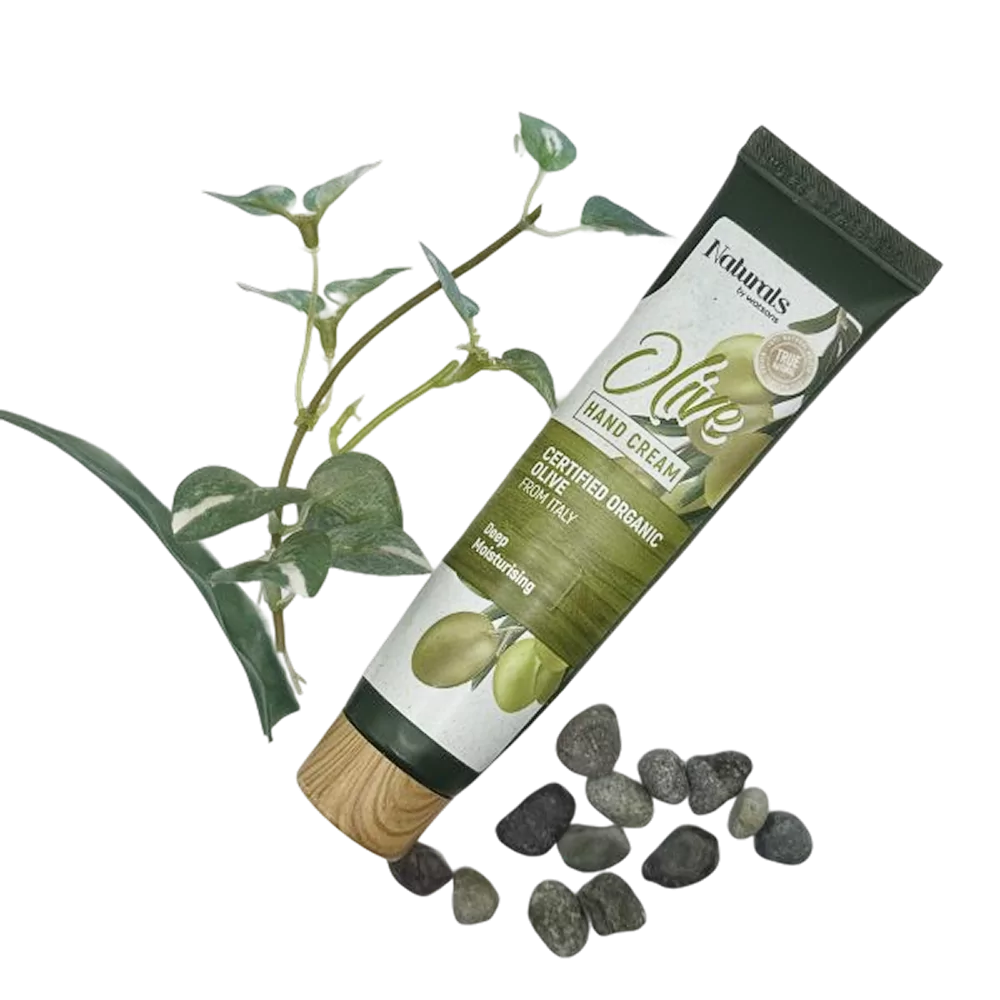 Tuýp Naturals Kem Dưỡng Da Tay Olive, trang trí với nhánh olive và các viên đá nhỏ.
