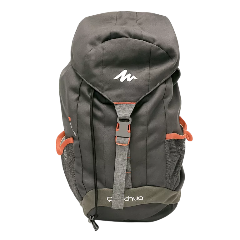 Zaino Quechua Arpenaz nero con dettagli arancioni, chiusura a fibbia e tasche laterali in rete.