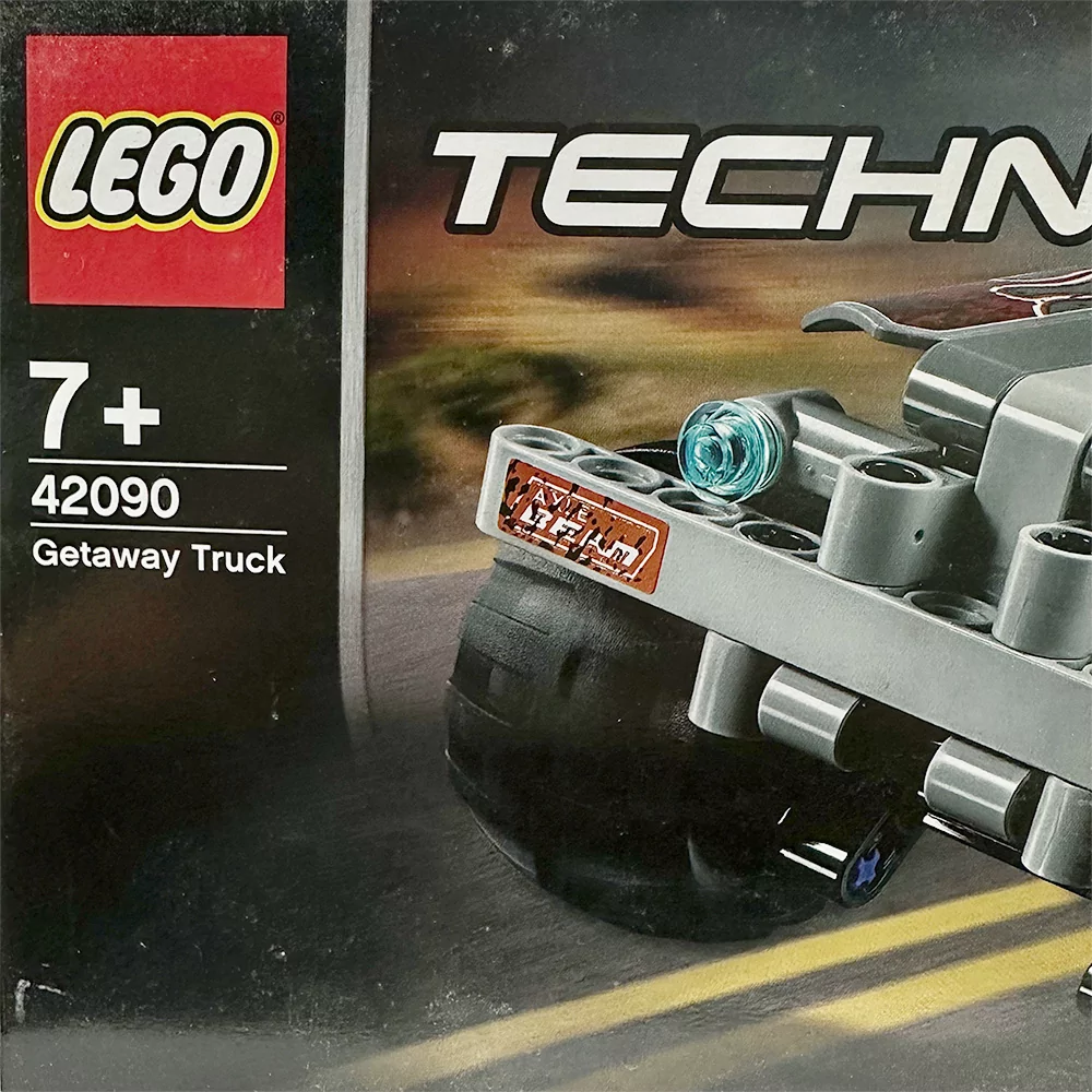 LEGO Technic 42090 rinkinys – pabėgimo sunkvežimio modelis su detaliu priekiniu vaizdu.