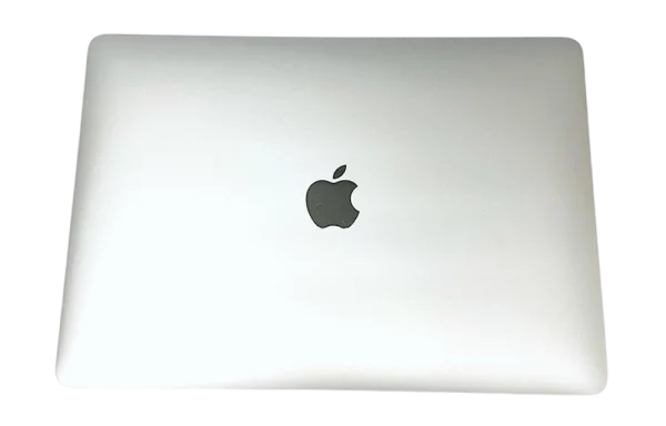 Suljettu hopeanvärinen MacBook Air, päällä Applen logo.