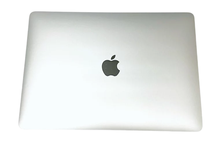 Suljettu hopeanvärinen MacBook Air, päällä Applen logo.