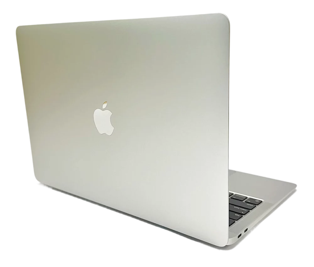 Hopeanhohtoinen MacBook Air avattuna, Applen logo näkyvissä kannessa tuotesivulla.