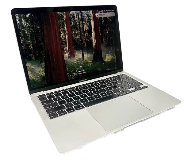 Macbook Air kannettava, avattuna ja käynnissä, taustakuvana metsäinen maisema.