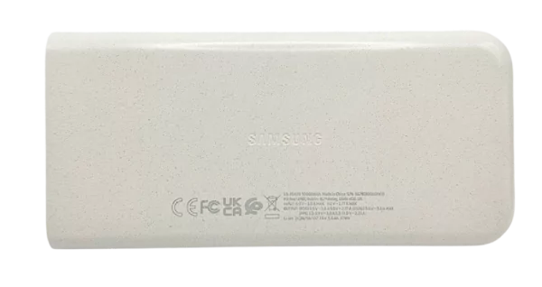 Valkoinen Samsung varavirtalähde, jossa tuotetiedot ja merkinnät näkyvissä.