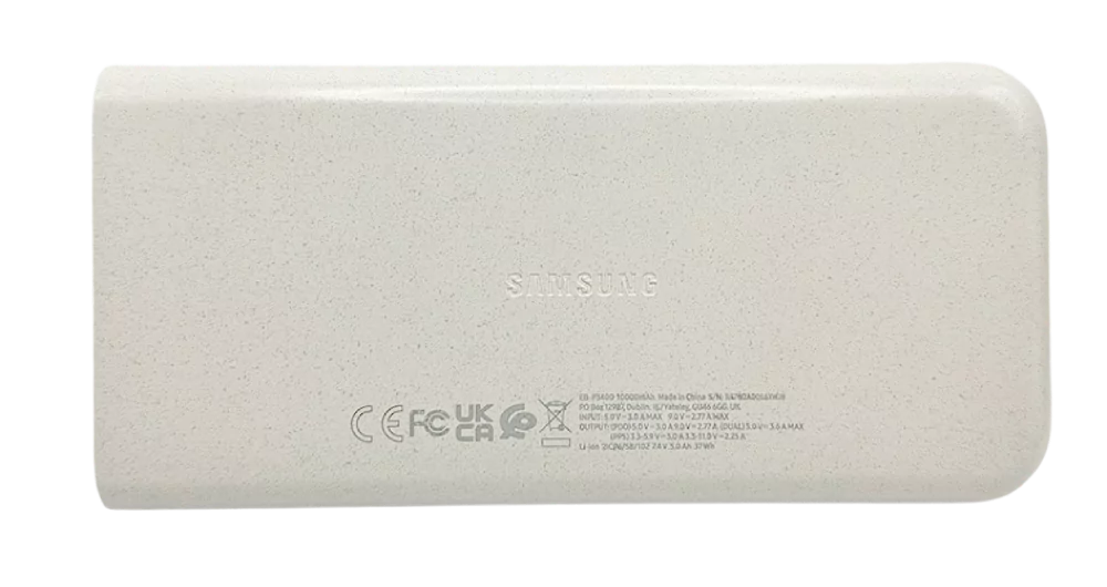 Valkoinen Samsung varavirtalähde, jossa tuotetiedot ja merkinnät näkyvissä.