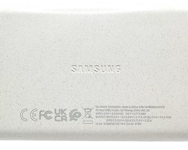 Samsung Varavirtalähde, valkoinen pinta ja tekniset merkinnät näkyvissä tuotteen takapuolella.