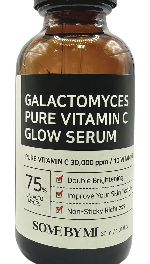 Botol Some By Mi Serum Vitamin C dengan label menonjolkan manfaat pencerahan dan tekstur kulit.