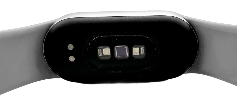 Senzorji na spodnji strani pametne zapestnice Xiaomi Smart Band 9 za merjenje biometričnih podatkov.