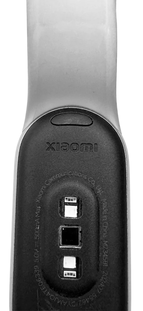 Zadnja stran pametne zapestnice Xiaomi Smart Band 9 z vidnima senzorjema in paščkom.