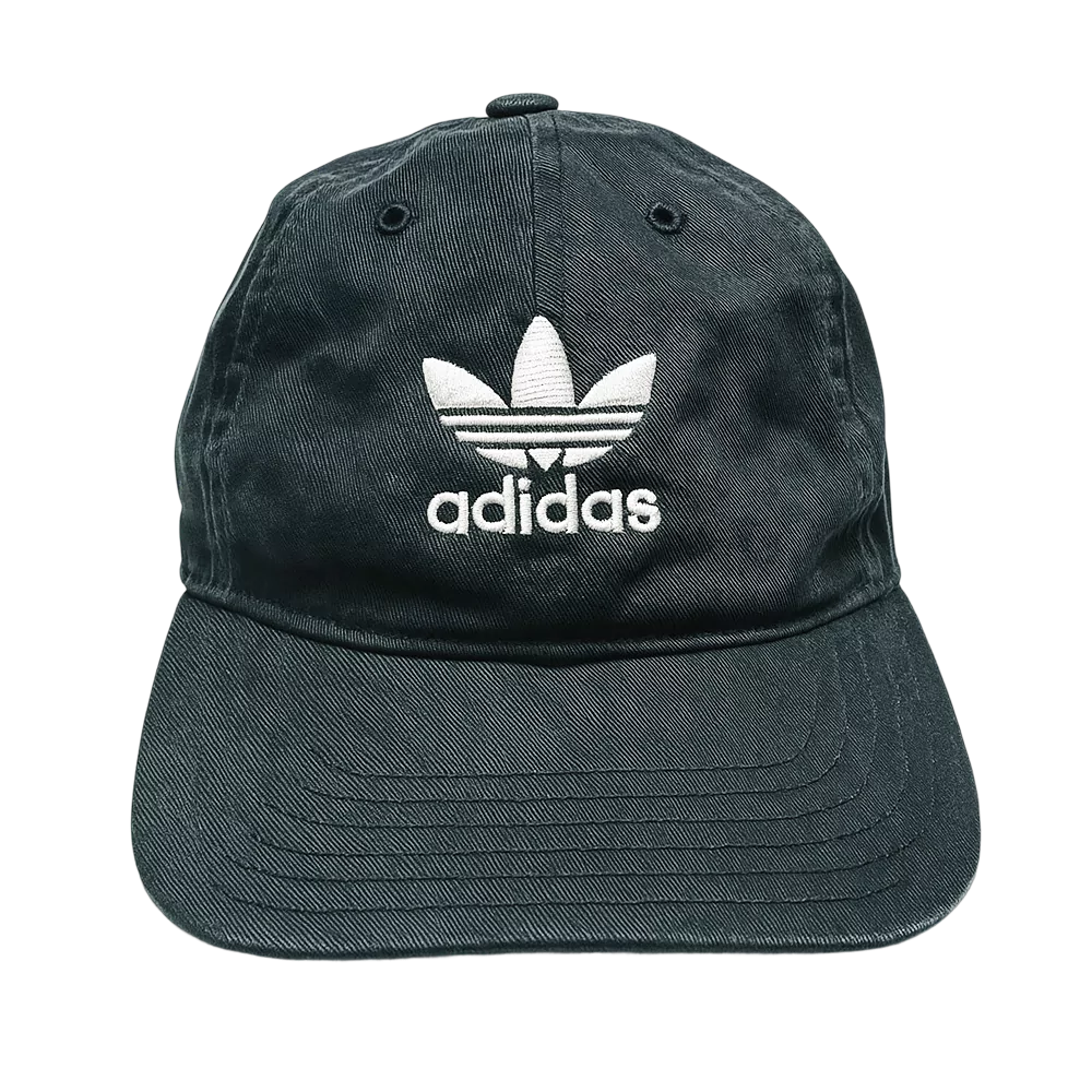 Musta Adidas Originals lippis, jossa valkoinen klassinen logo ja teksti edessä.