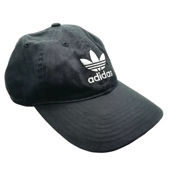 Musta Adidas Originals lippis, valkoinen logo ja teksti edessä, kaareva lippa.