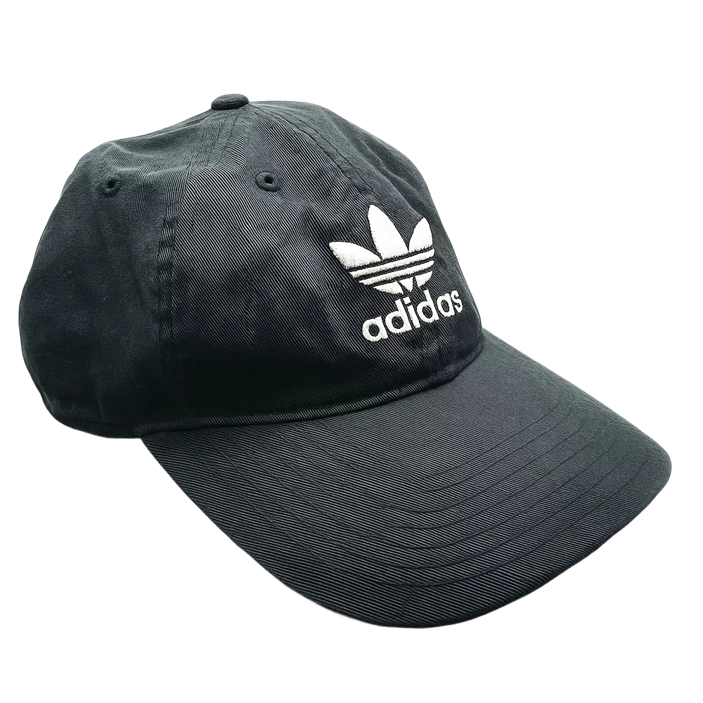 Musta Adidas Originals lippis, valkoinen logo ja teksti edessä, kaareva lippa.
