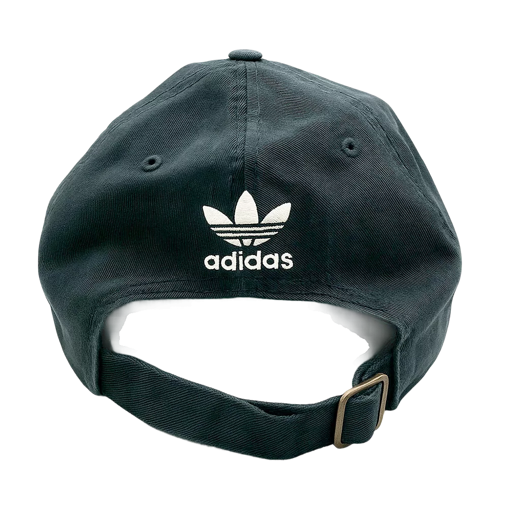 Adidas Originals Lippis takaa, brodeerattu valkoinen logo ja säädettävä hihna.