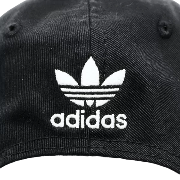 Musta Adidas Originals lippis, jossa valkoinen Trefoil-logo ja adidas-teksti edessä.