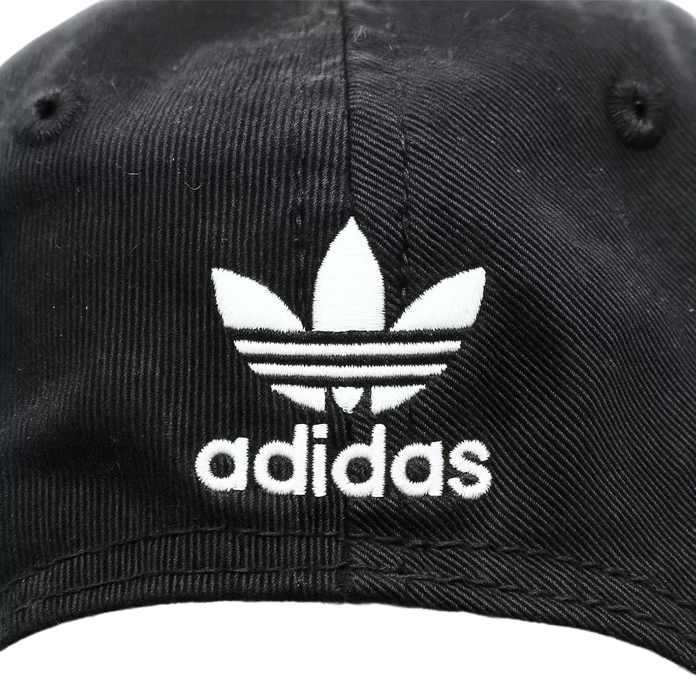 Musta Adidas Originals lippis, jossa valkoinen Trefoil-logo ja adidas-teksti edessä.