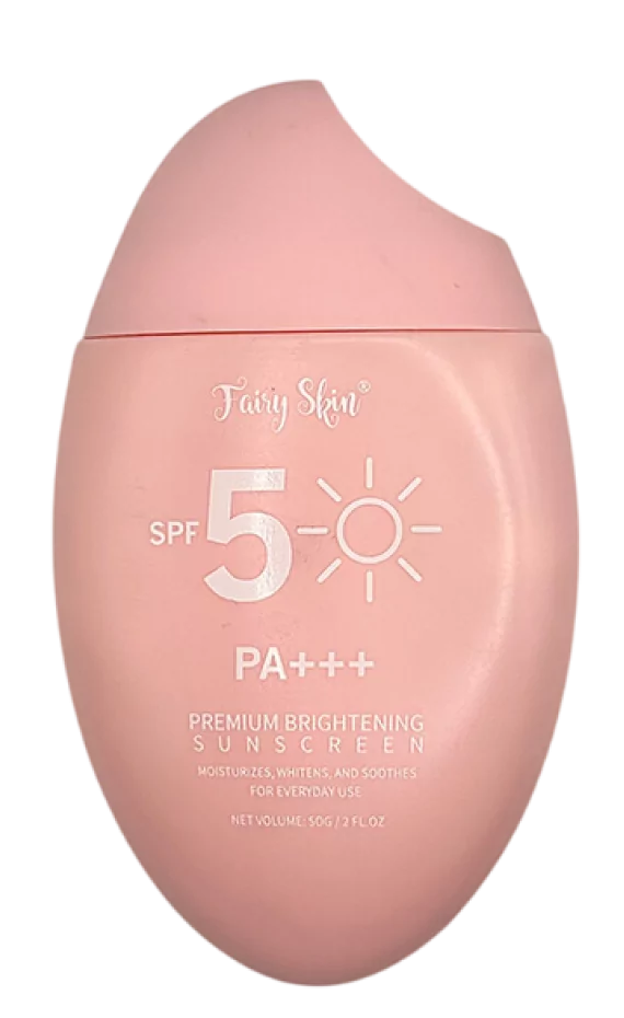 Botol Fairy Skin Krim Pelindung Matahari Pencerah Kulit SPF 50 PA+++ berwarna merah jambu.