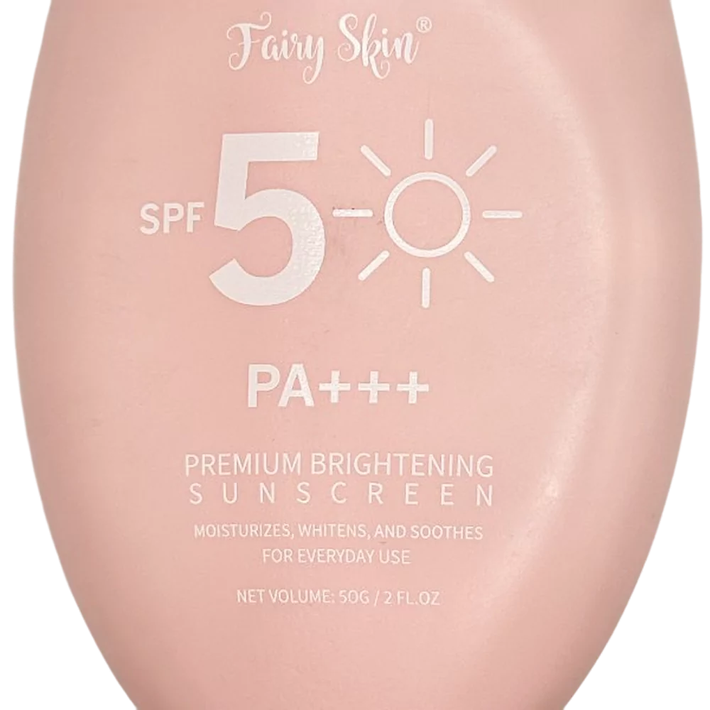 Rosa flaska Fairy Skin Ljusgivande Solkräm SPF 50 PA+++ med text om solskydd och återfuktning.