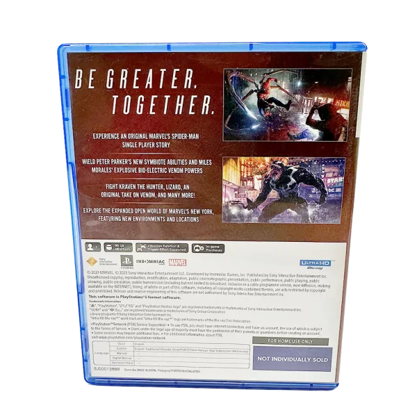Baksidan av PS5 Marvel Spider-Man 2 med spelbeskrivning, två actionbilder och produktinformation.