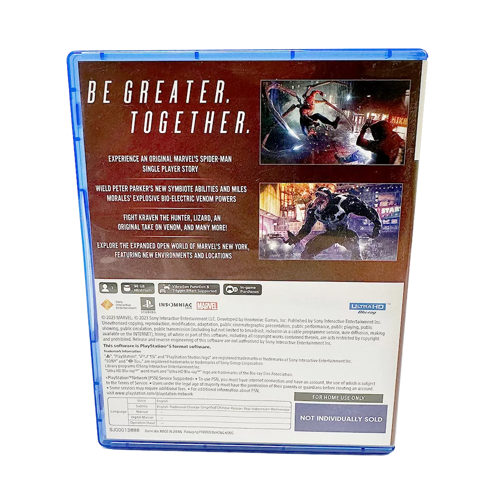Baksidan av PS5 Marvel Spider-Man 2 med spelbeskrivning, två actionbilder och produktinformation.