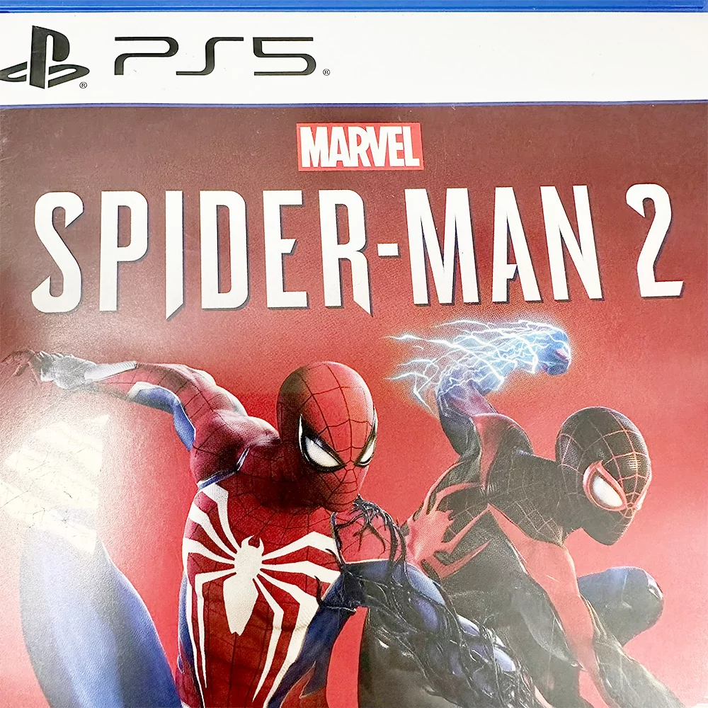 Omslaget till PS5-spelet Marvel Spider-Man 2 med två Spiderman-karaktärer i action.