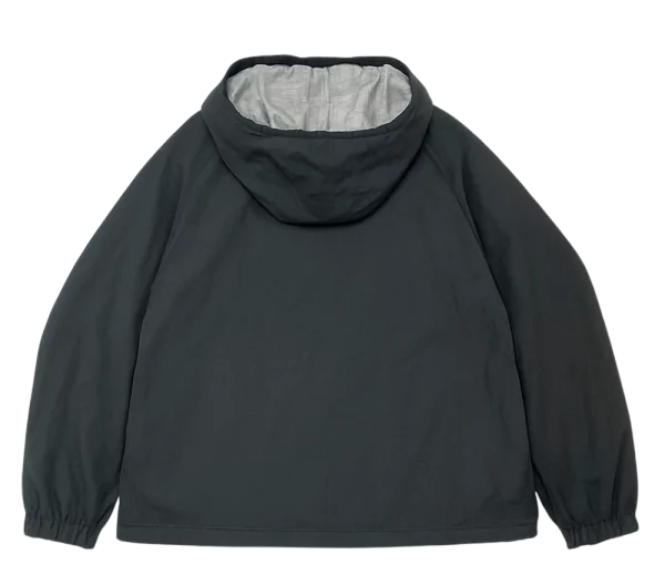 Parka reversibile Uniqlo nera con cappuccio, vista posteriore su sfondo neutro.