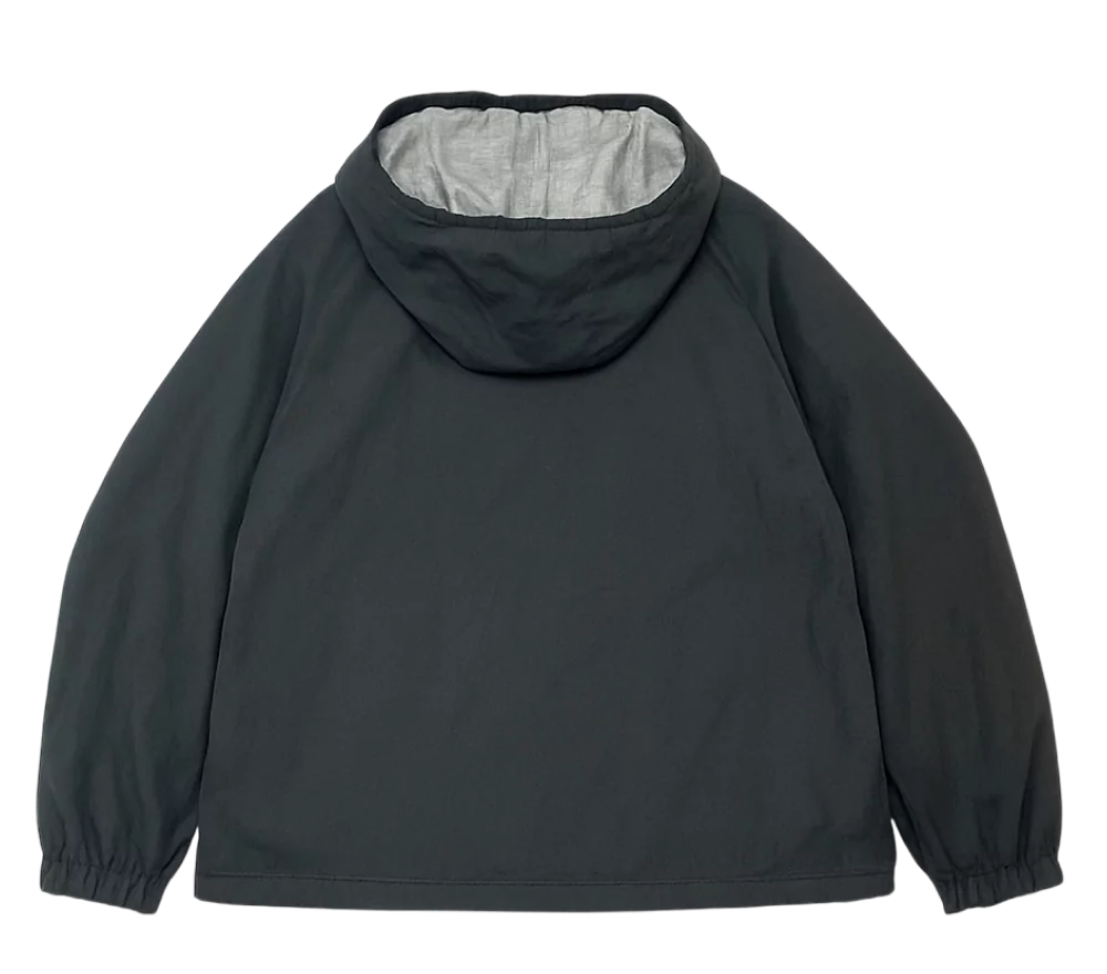 Parka reversibile Uniqlo nera con cappuccio, vista posteriore su sfondo neutro.