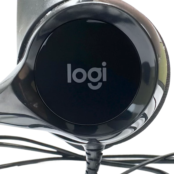 Lähikuva Logitech H390 langallisen kuulokemikrofonin korvakupista, jossa näkyy "logi" logo.