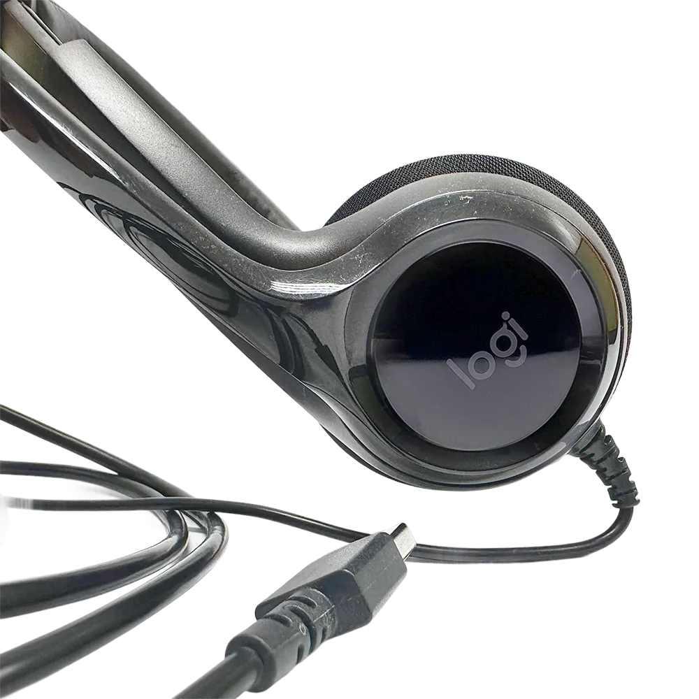 Lähikuva Logitech H390 -kuulokemikrofonin korvakupista ja USB-kaapelista tuotesivulla.