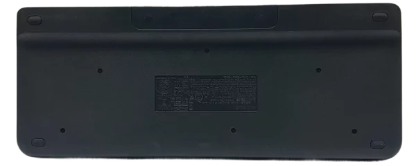 Tył klawiatury bezprzewodowej Logitech K400, widoczne miejsce na baterie i informacje techniczne.