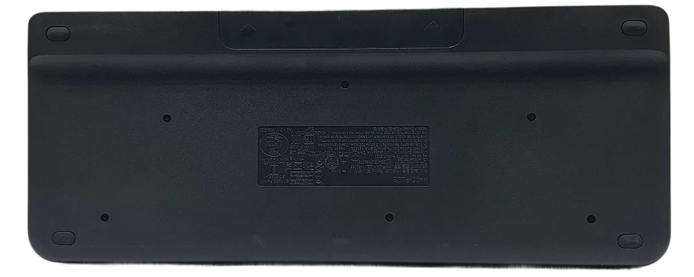Tył klawiatury bezprzewodowej Logitech K400, widoczne miejsce na baterie i informacje techniczne.
