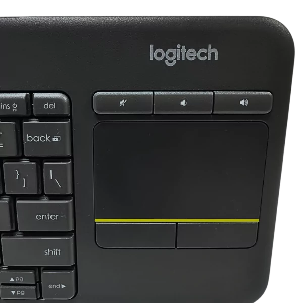 Zbliżenie na klawiaturę Logitech K400 z widocznym touchpadem i przyciskami multimedialnymi.