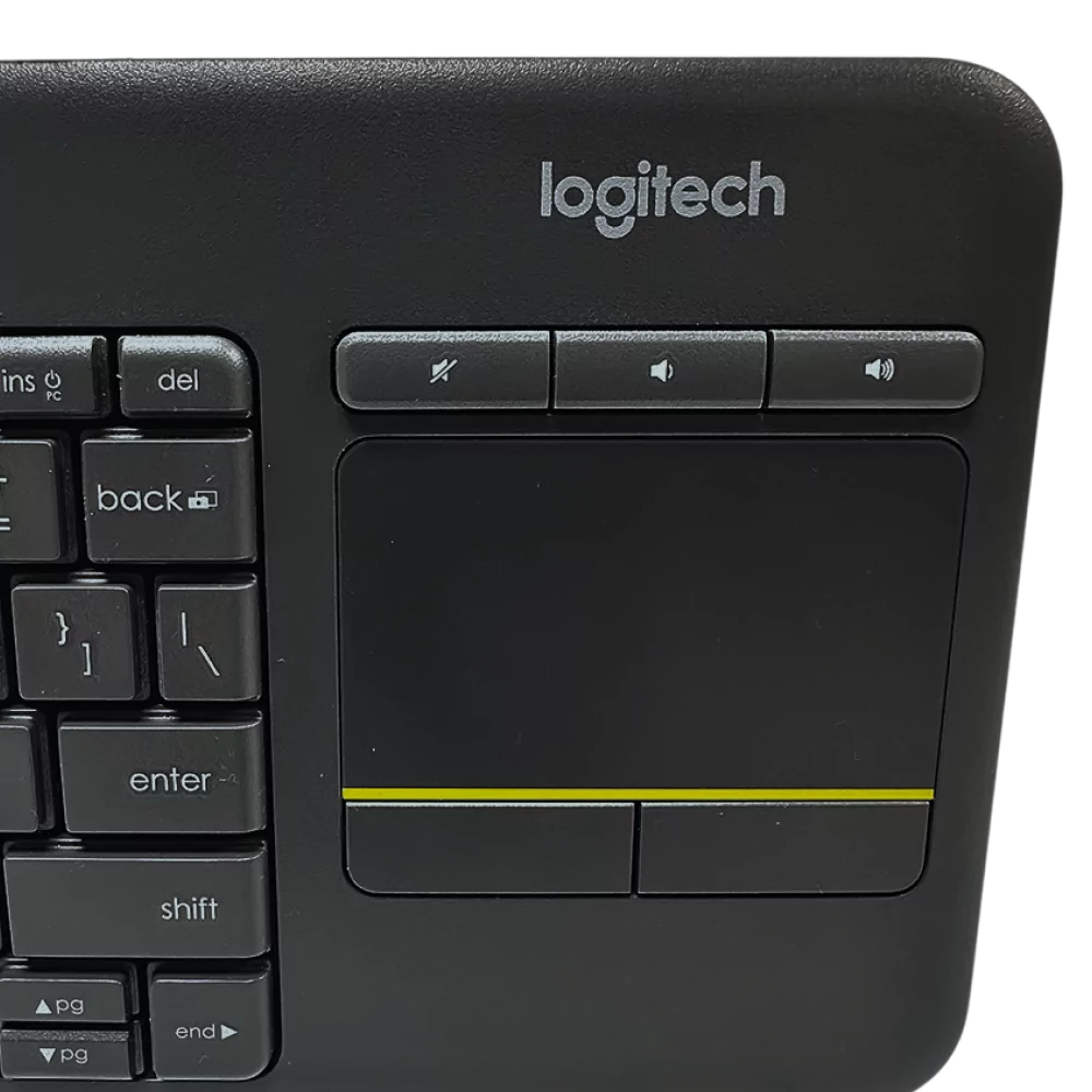 Zbliżenie na klawiaturę Logitech K400 z widocznym touchpadem i przyciskami multimedialnymi.