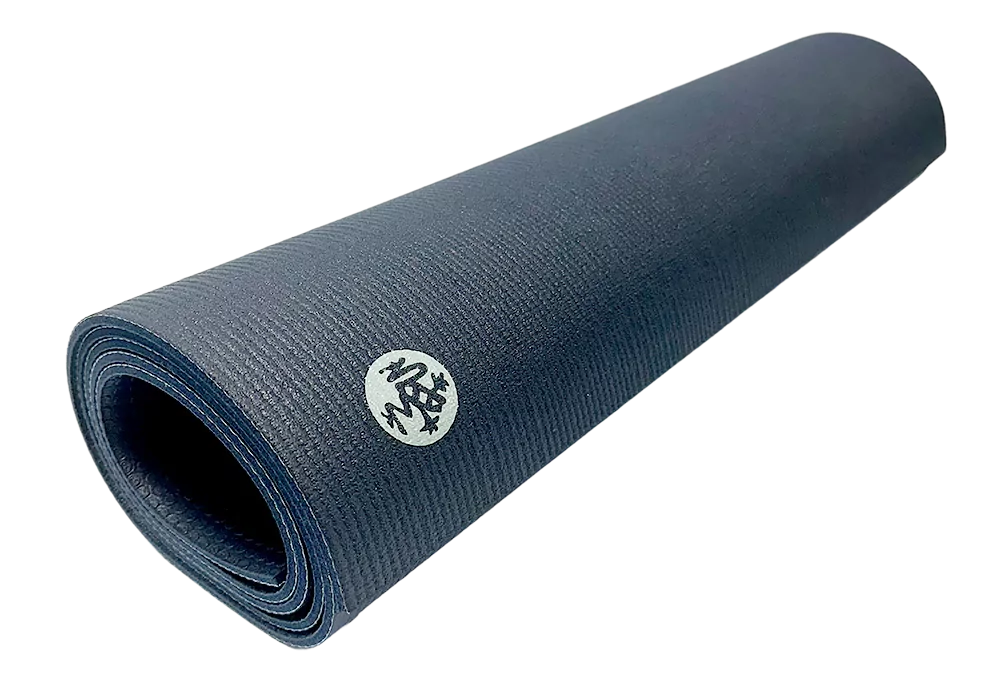 Tapis de yoga Manduka PROlite roulé, couleur gris foncé, avec logo blanc visible.