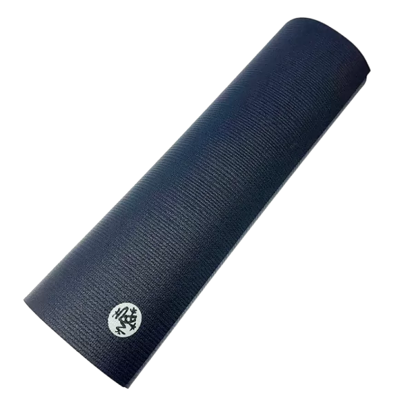 Tapis de yoga Manduka PROlite roulé, coloris foncé, avec logo blanc visible sur le côté.