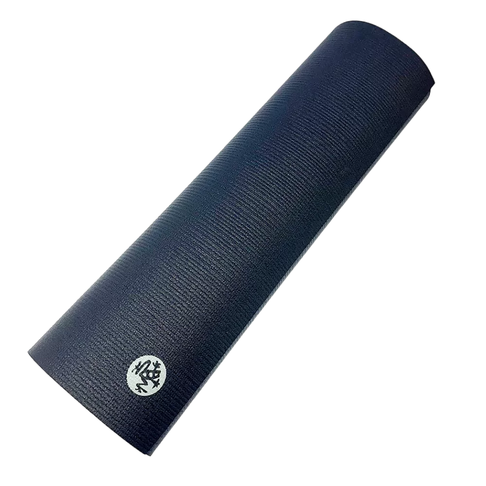 Tapis de yoga Manduka PROlite roulé, coloris foncé, avec logo blanc visible sur le côté.