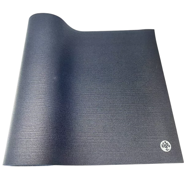 Tapis de yoga Manduka PROlite gris foncé déroulé, texture antidérapante visible avec logo en bas à droite.