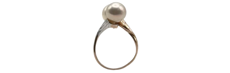 Pierścionek w odcieniu złota z dużą perłą, widok z góry na stronie produktu.